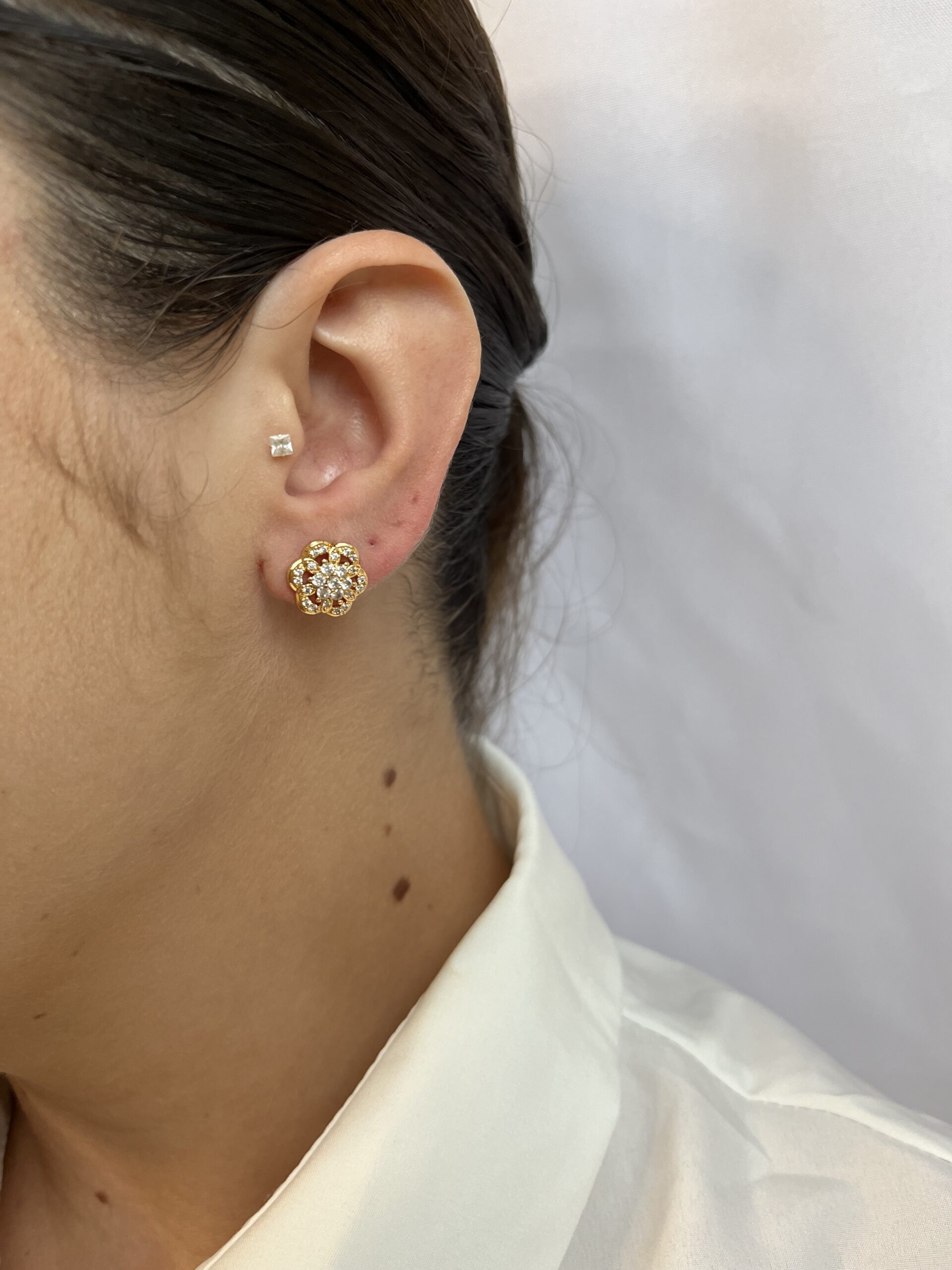 Brinco flor cravejada